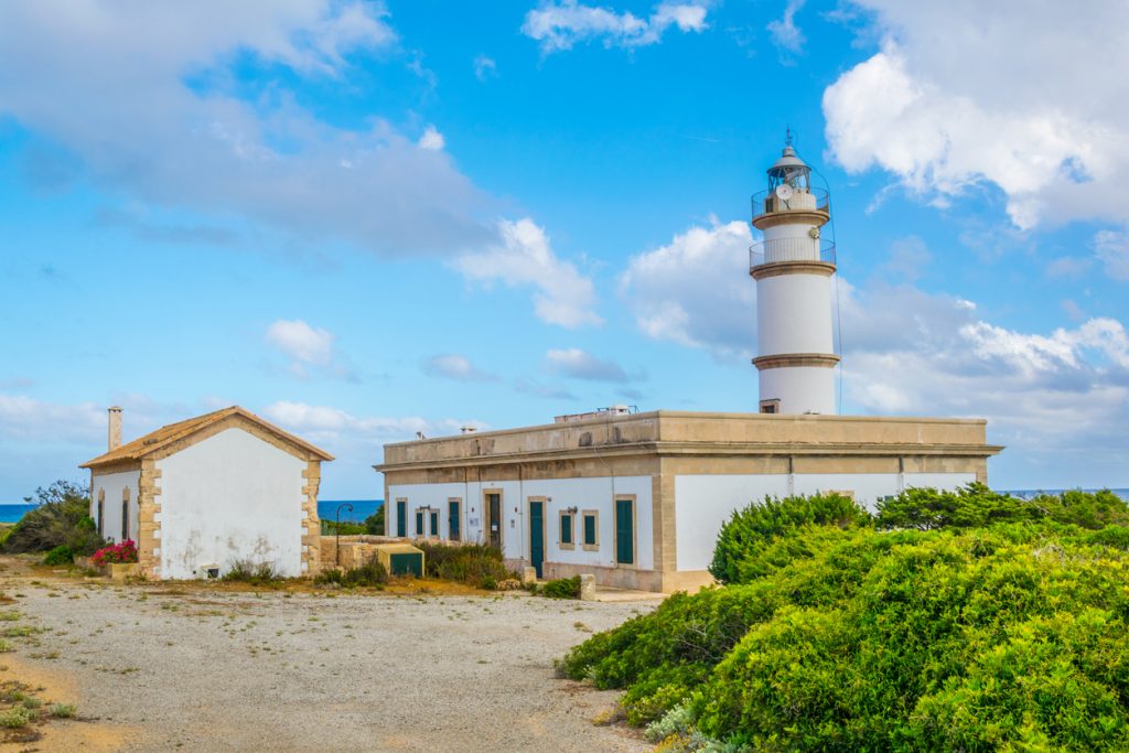 Cap de ses Salines: Leuchtturm, einsame Strände und die wilde Südküste ...