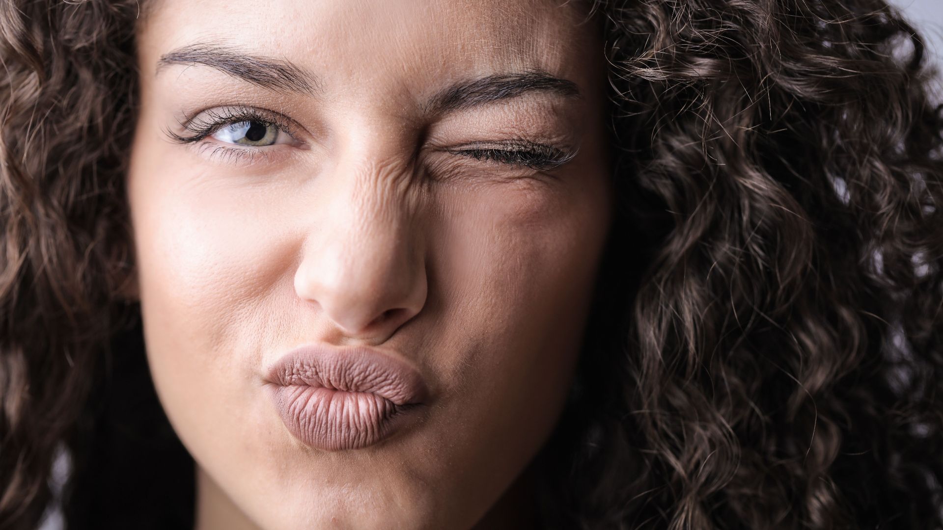 10 Dating Profile Photo Tricks That Work & 10 That Make People Look ...