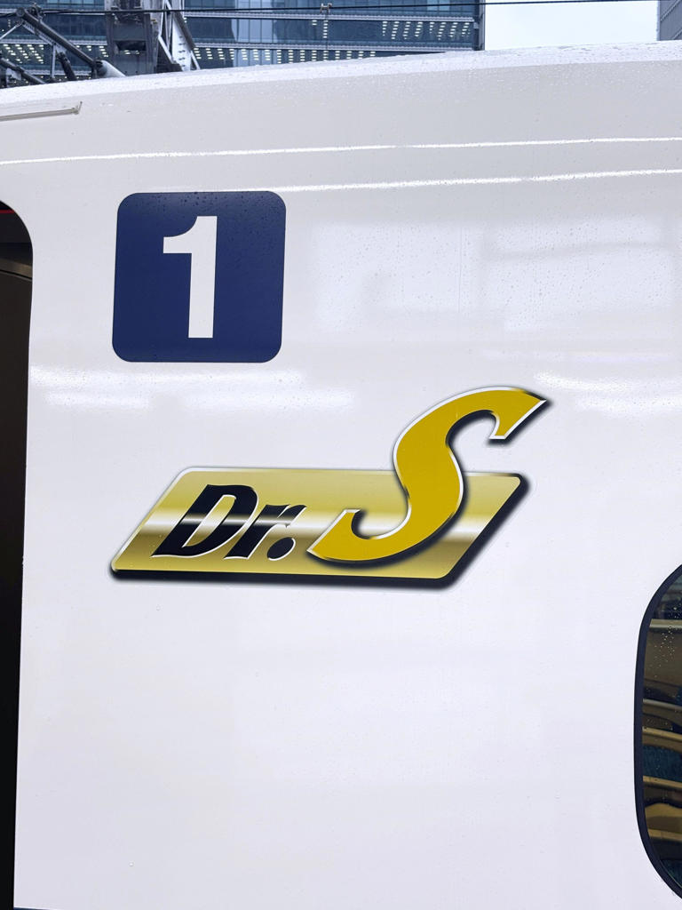 Japan's new track-testing shinkansen Dr. S makes debut