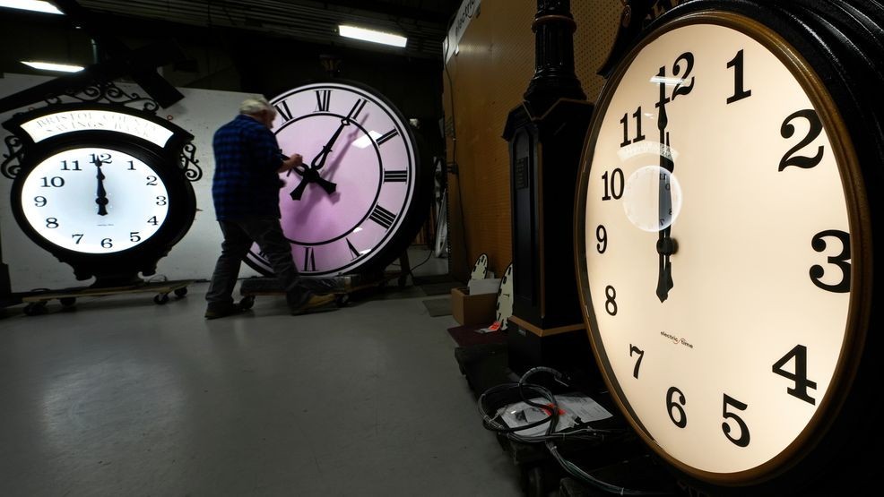 Clocks fall back Sunday as debate over daylight saving time continues