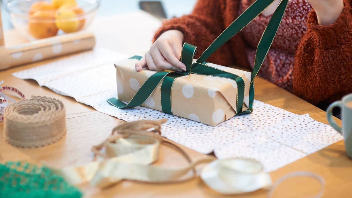 How to use ribbon to make Christmas gifts look like works of art