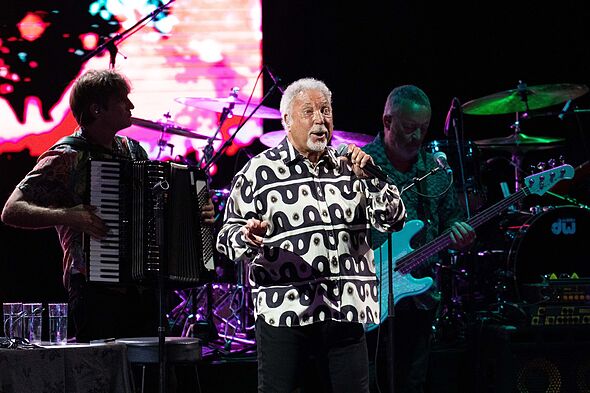 Sir Tom Jones taken ill on tour and tells fans he's truly sorry for ...