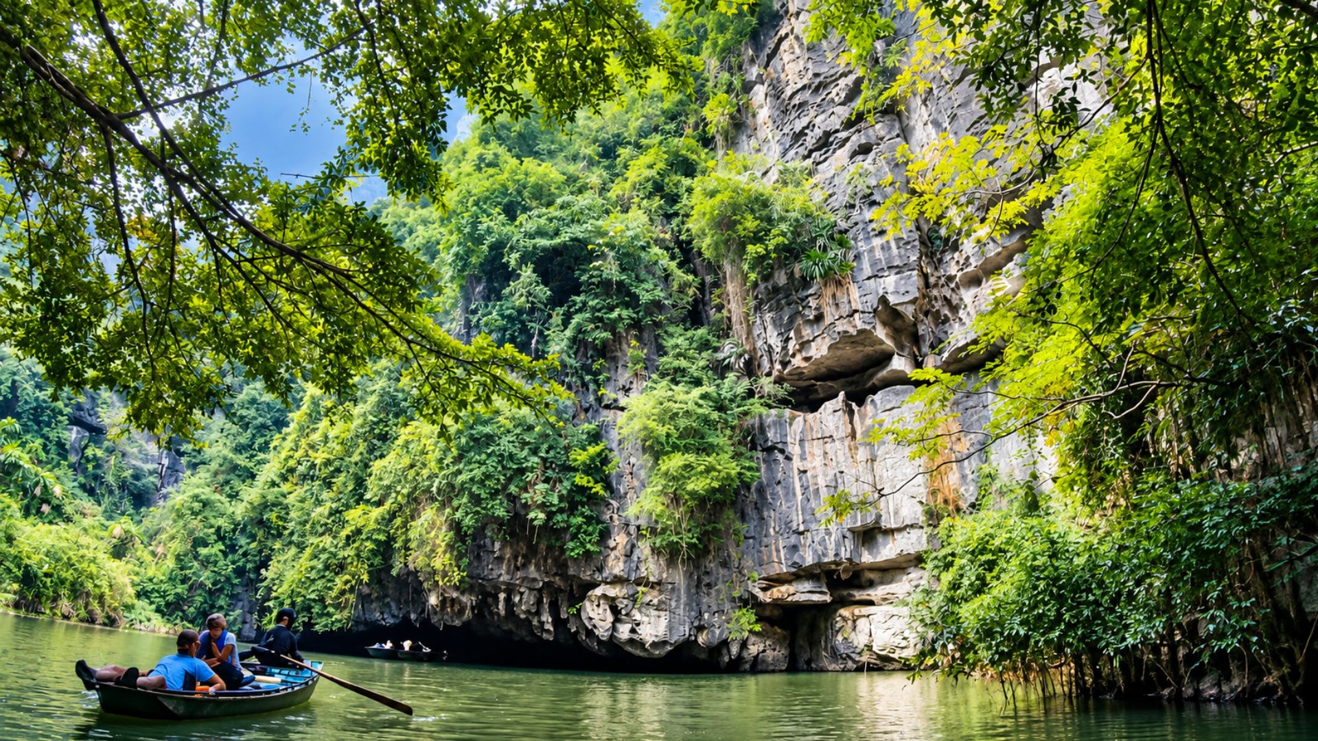 A boat ride beneath the towering limestone cliffs of Trang An (4K)