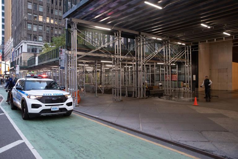 Woman robbed of laptop in brazen Midtown mugging