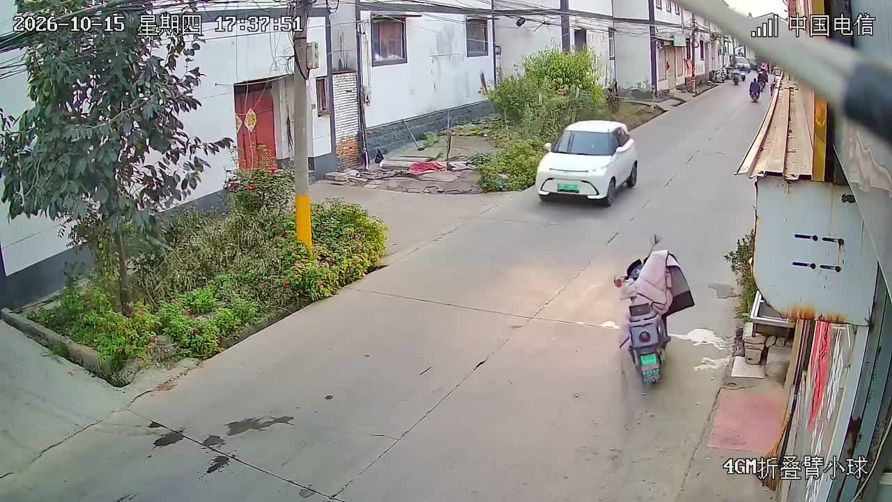 Unmanned electric scooter spins in circles on busy road
