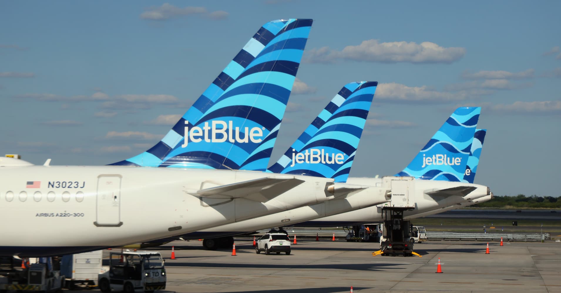 JetBlue posts bigger loss on fuel costs, but CEO says margins improving