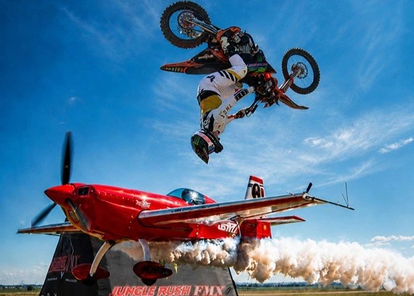 Planes take on cars at Pretoria airshow