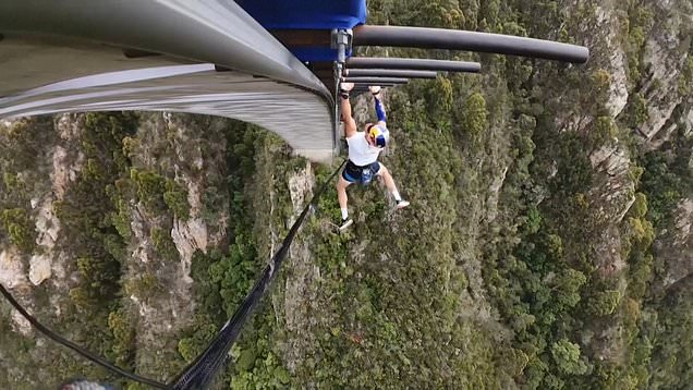 Daredevil athlete crosses bridge on 600 monkey bars