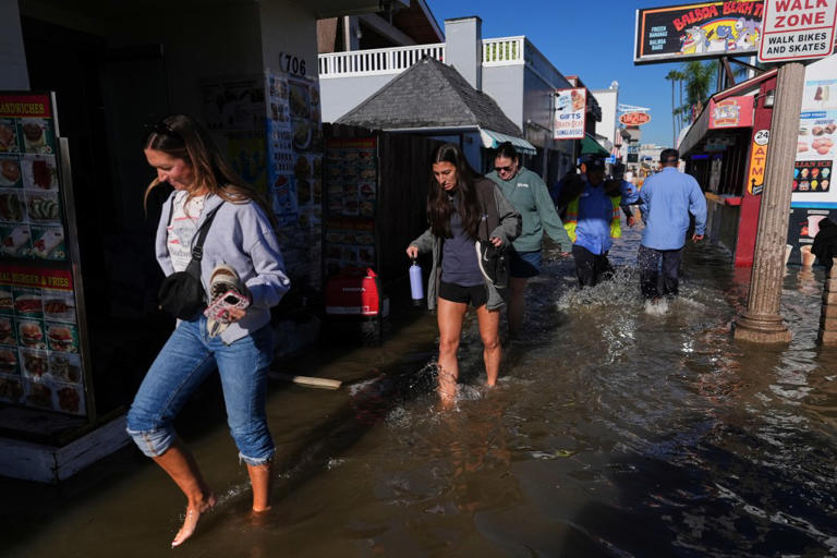 King tides swamp California city in floodwater as ocean surges up busy ...