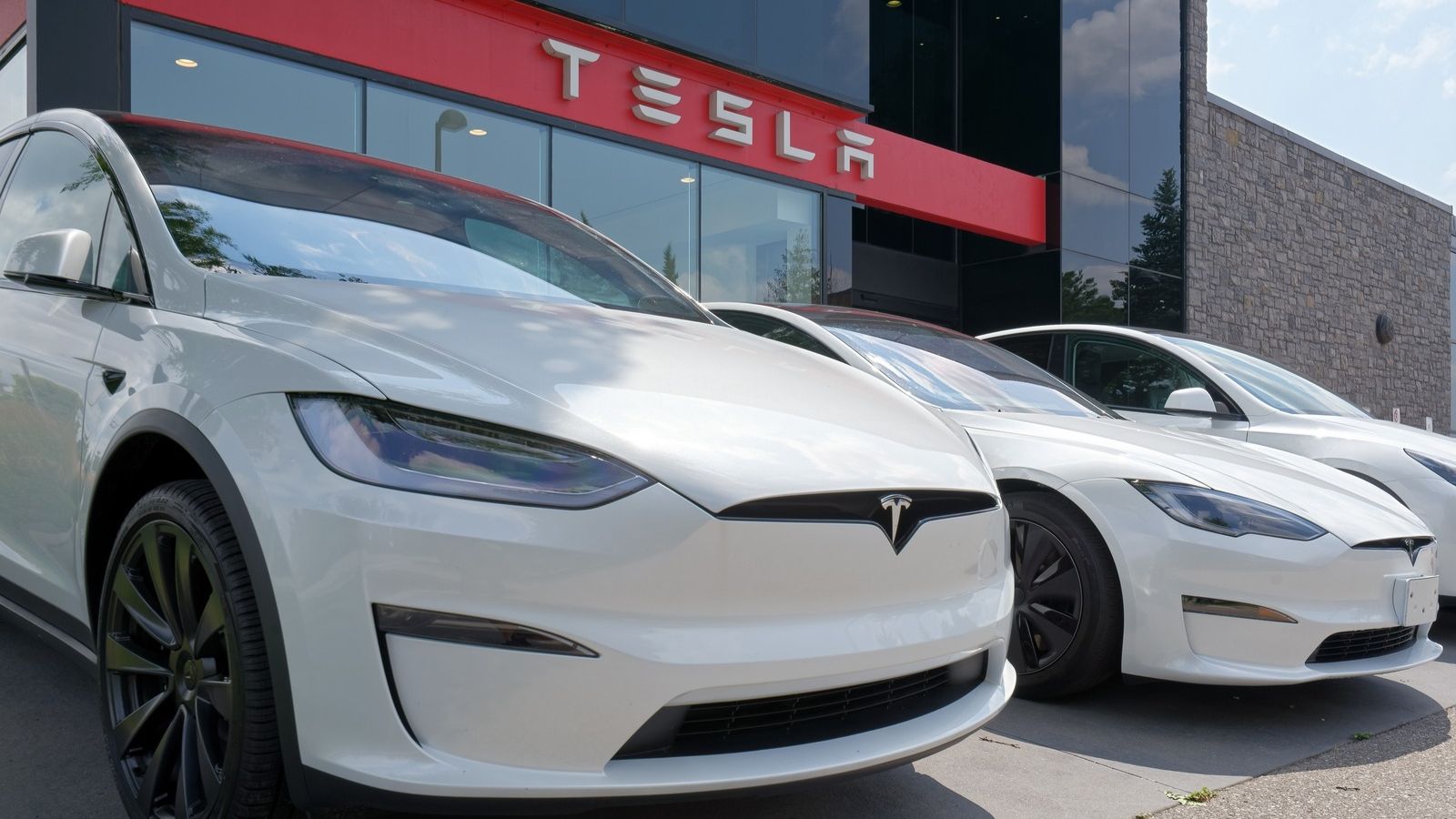 Tesla and Turo announce verified self-driving rentals in US., with no ...