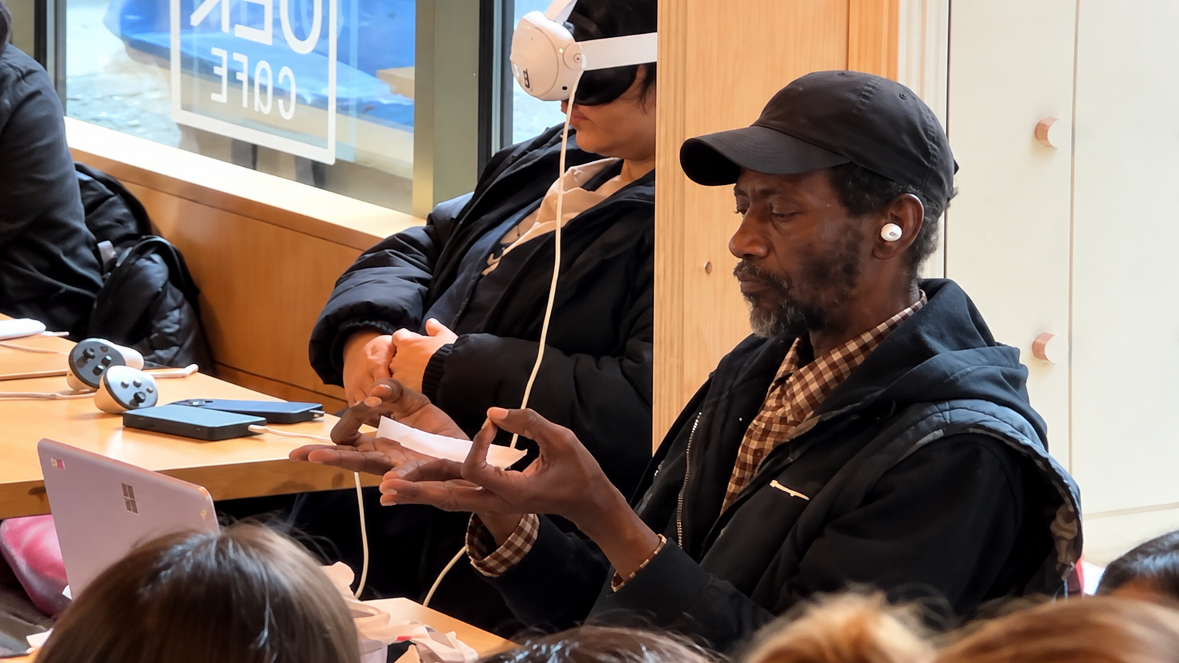 Man casually performs incredible magic trick at a café