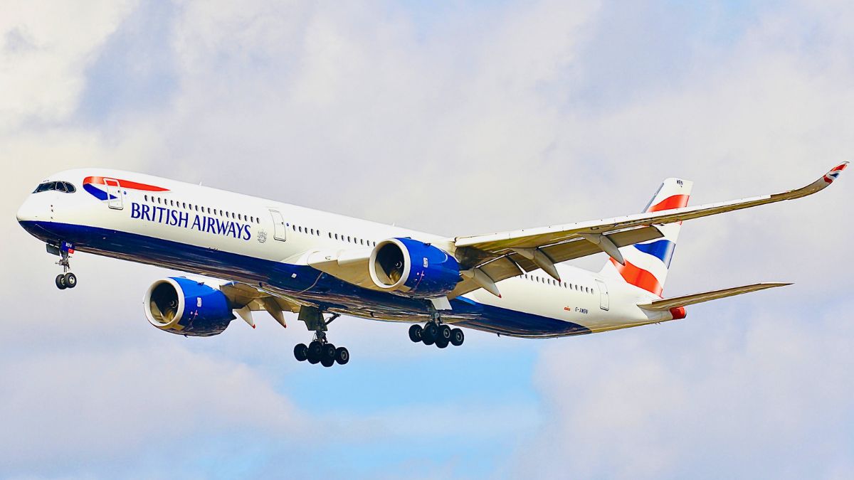 British Airways Boeing 777 pilots report high-speed 'UFO' near miss