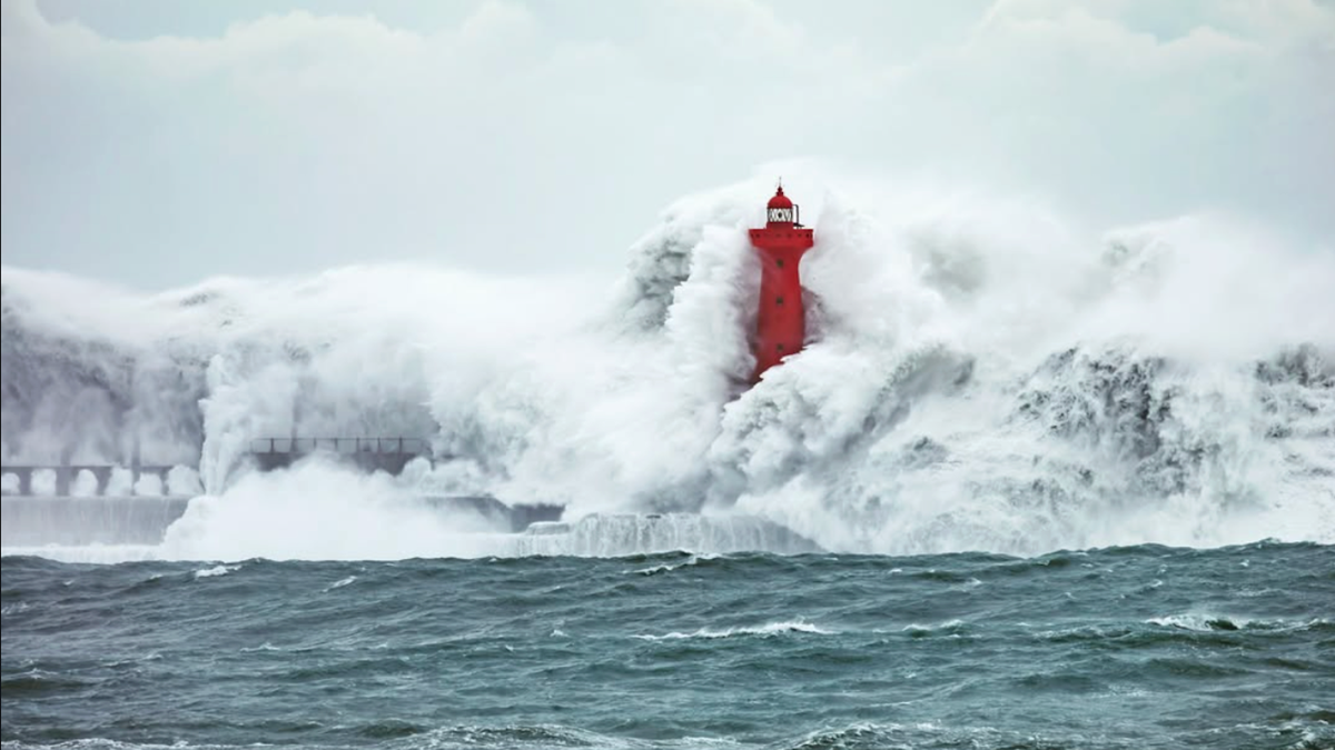 Typhoon Champi’s colossal swell nearly erases 75-foot lighthouse in ...