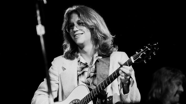 10 folk rock songs perfect for beginner guitar players