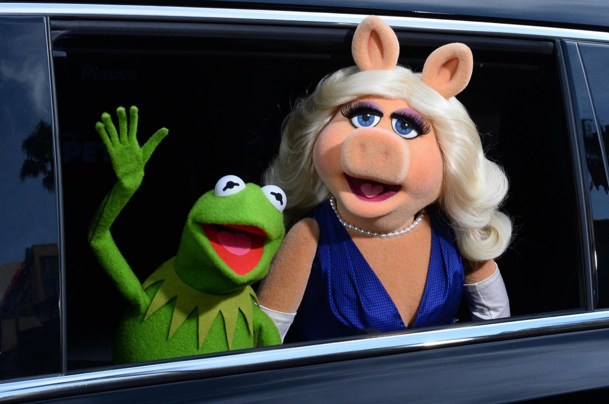 Watch: Walton Goggins, Pepe the Prawn join 'Muppet Christmas Carol ...