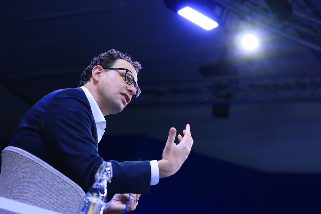 Anthropic’s 7 founders will use new stock class to take control of the ...