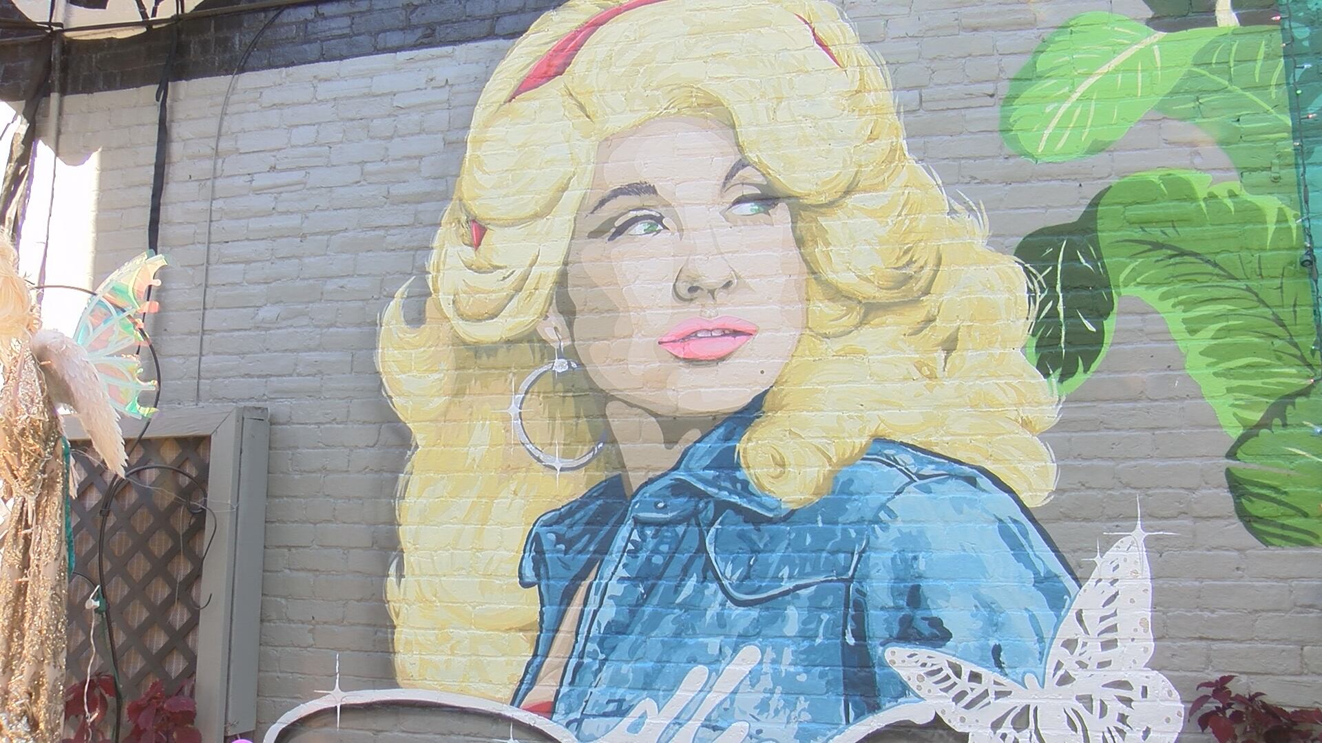 Dolly Parton mural draws visitors to Richmond’s Oregon Hill neighborhood