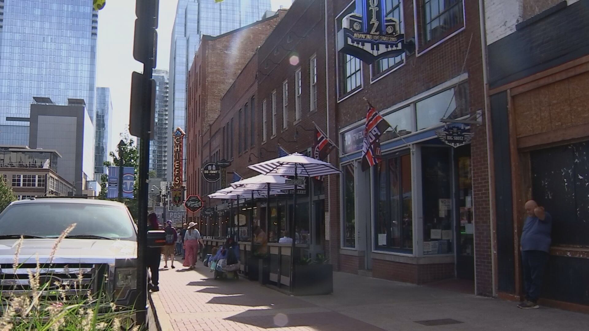 Man dies after fight outside downtown Nashville bar