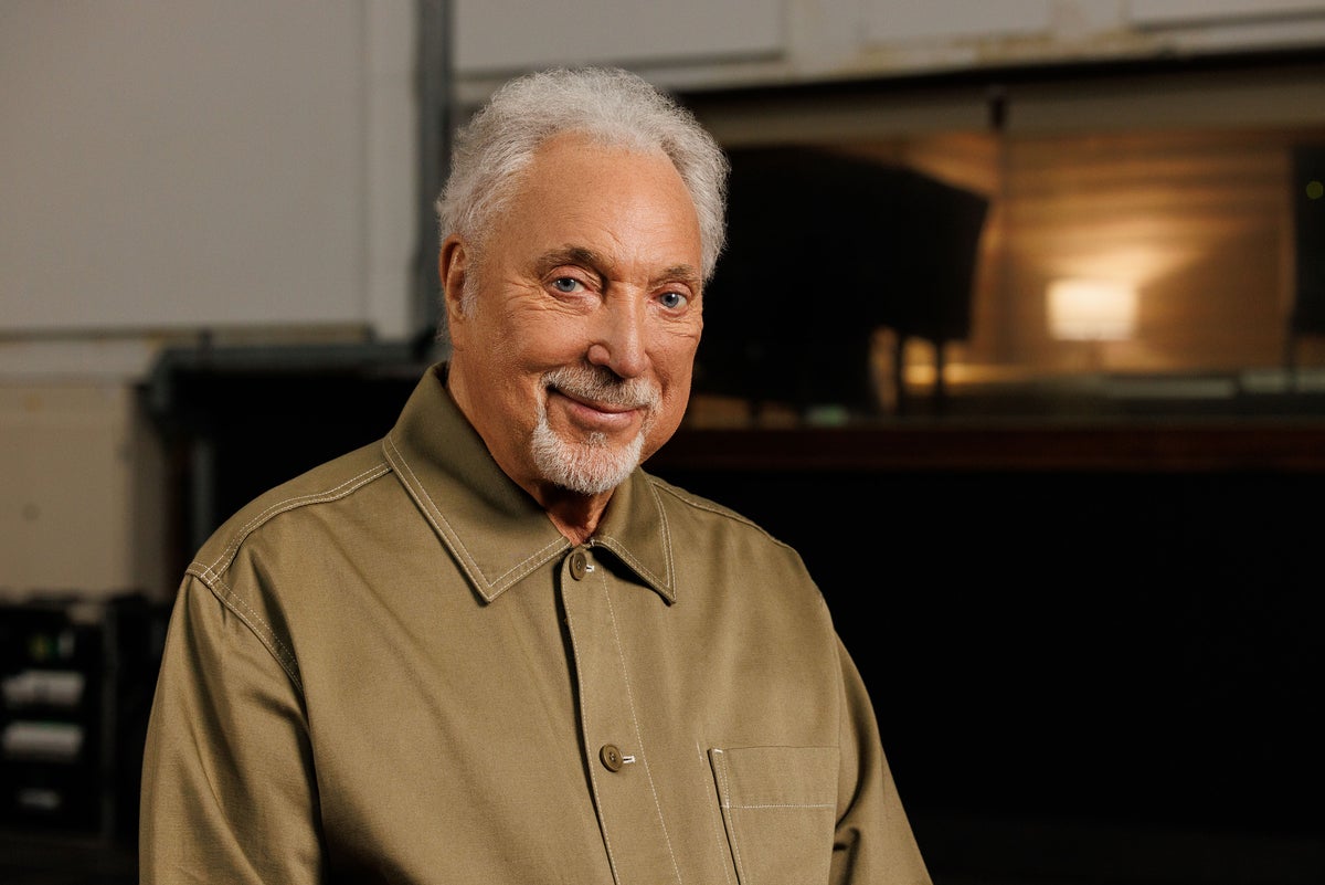 Tom Jones forced to postpone US shows as he issues Instagram apology