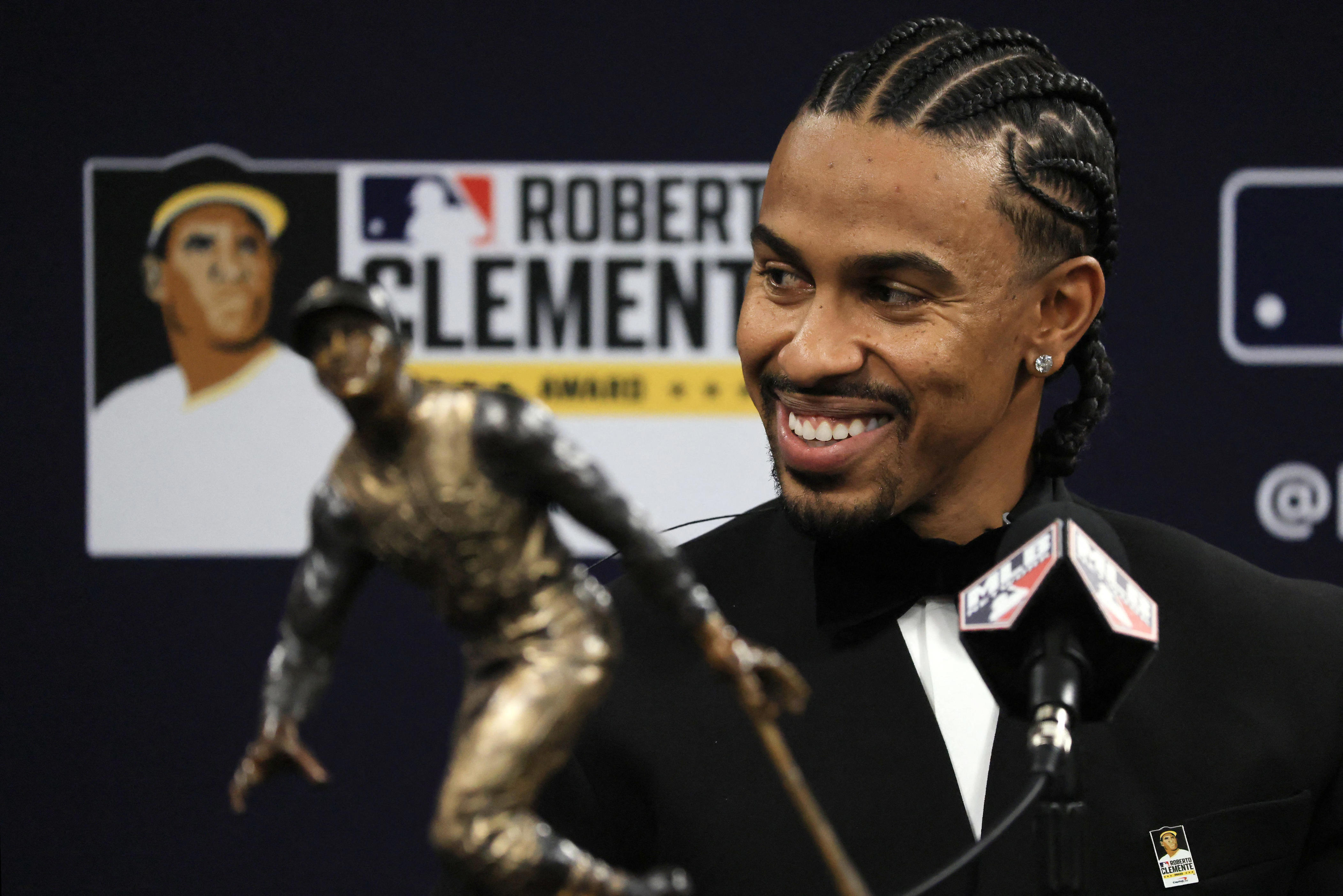 Roberto Clemente's widow saw Francisco Lindor's award coming
