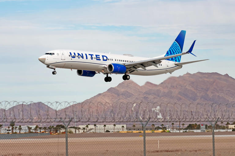 United Airlines flight 1681 leaves passengers stranded until the next ...