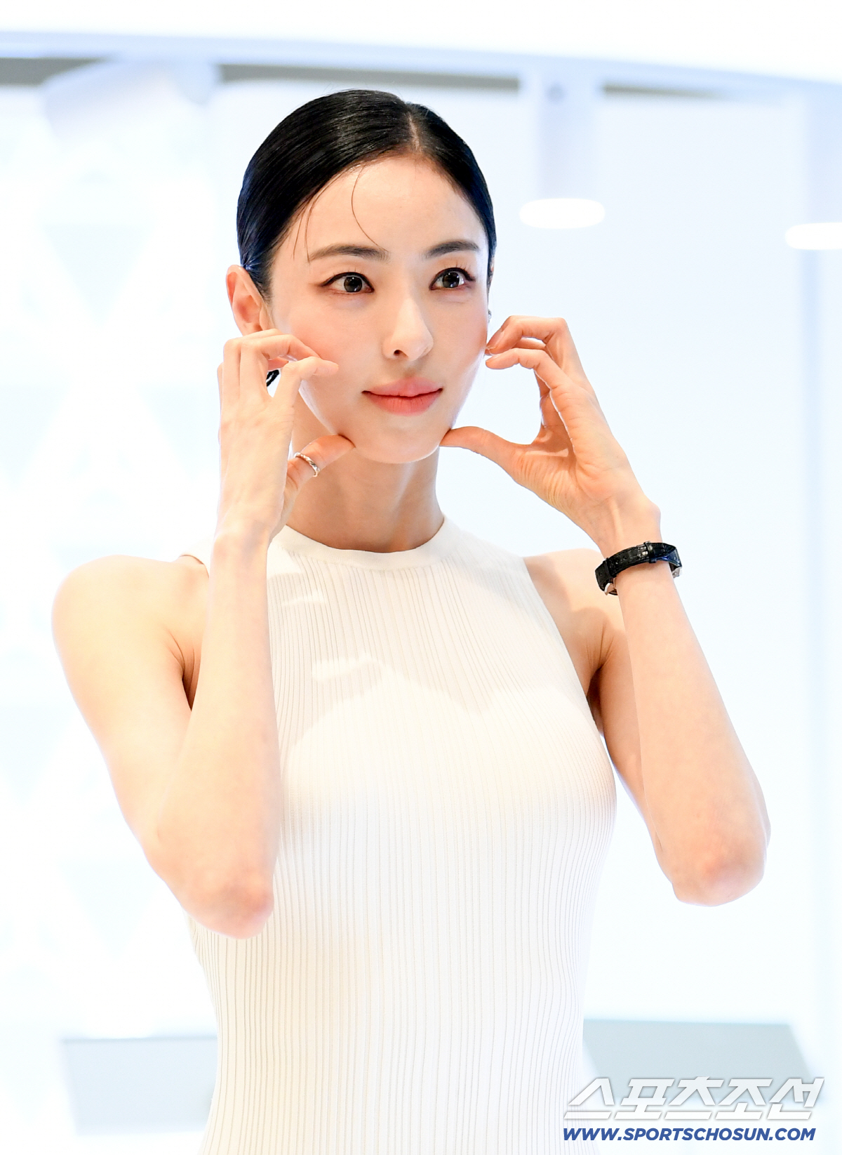 Lee Da-hee makes hearts flutter with a cheek heart