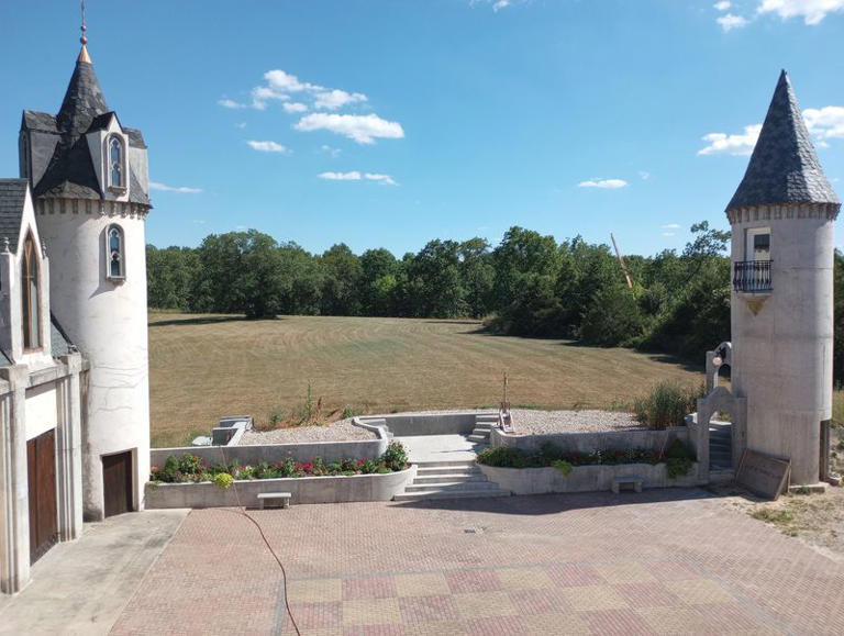 A Missouri man promised his wife a castle, then built it with a crew of ...