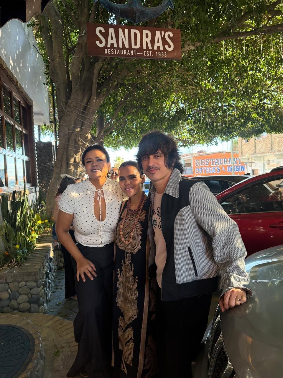 Yuya y Siddhartha visitan Sandra´s Restaurant en Rosarito