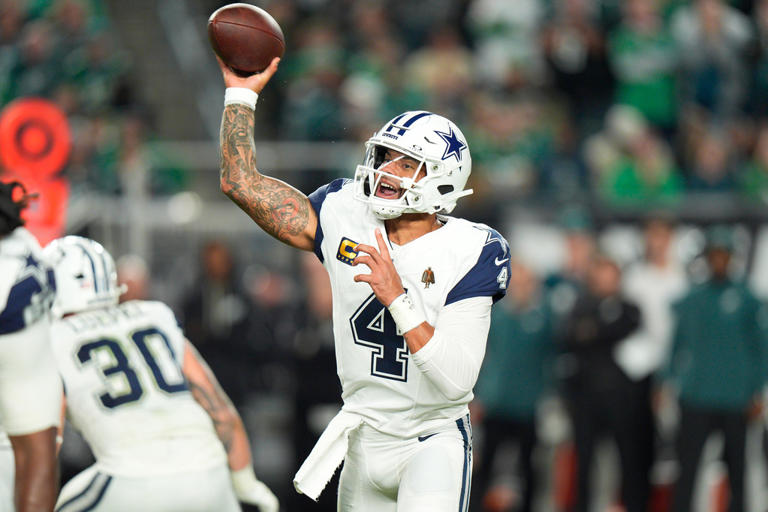 Dak Prescott lanzó 3 pases de touchdown y Javonte Williams corrió para 155 yardas, llevando a los Cowboys a la victoria sobre los Eagles por 38-21.