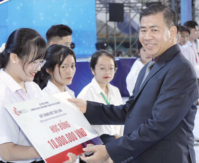 Thầy hiệu trưởng với nhiều quyết định 'đột xuất' liên quan đến sinh viên nghèo