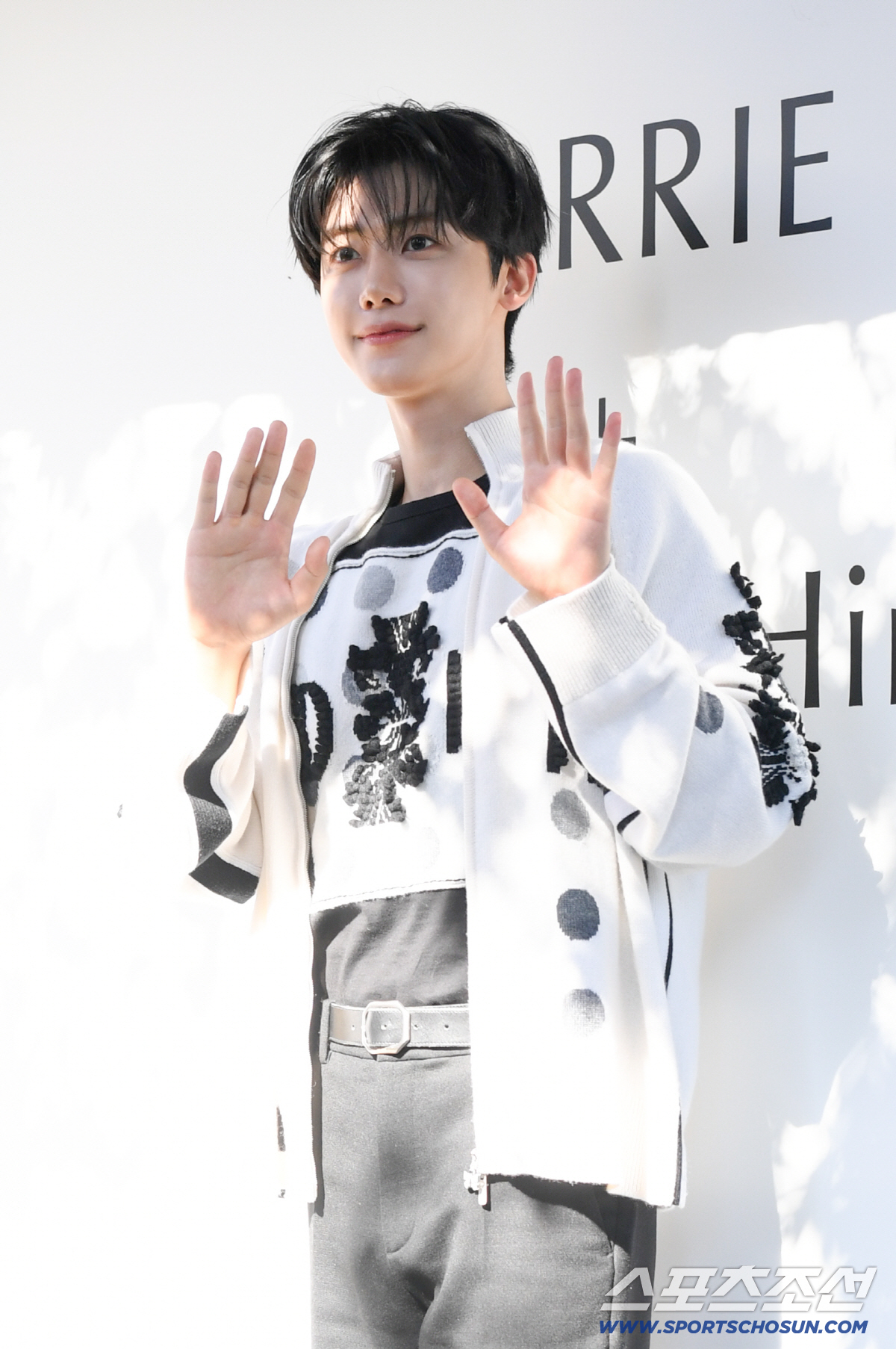NCT DREAM’s Jaemin, even just raising a hand...