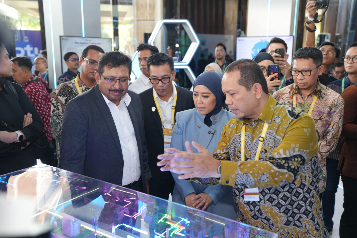 Kunjungi booth TelkomGroup di BTW 2026, Menkomdigi tinjau peran ...