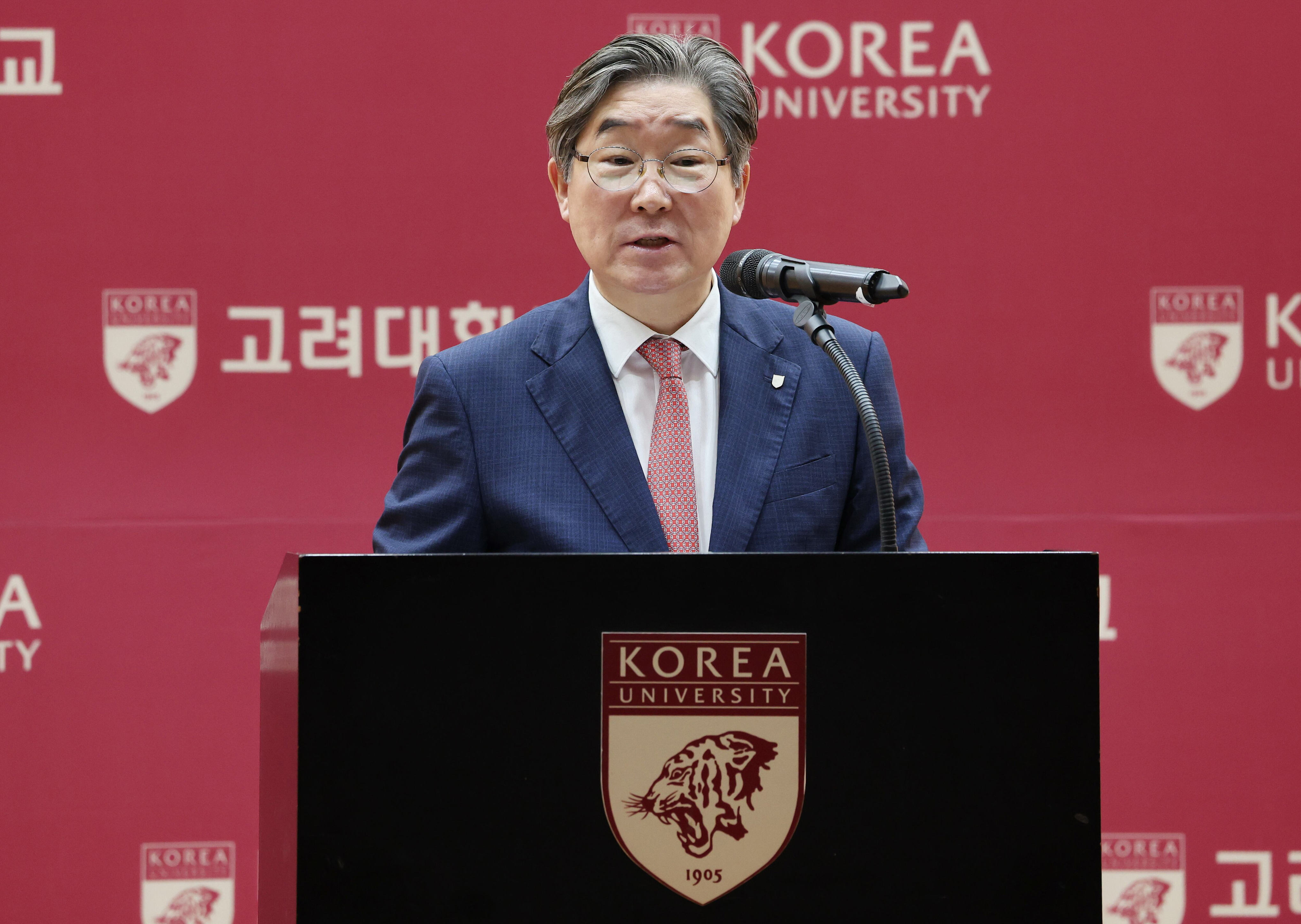 Korea University president Kim Dong-won steps down to run for second term