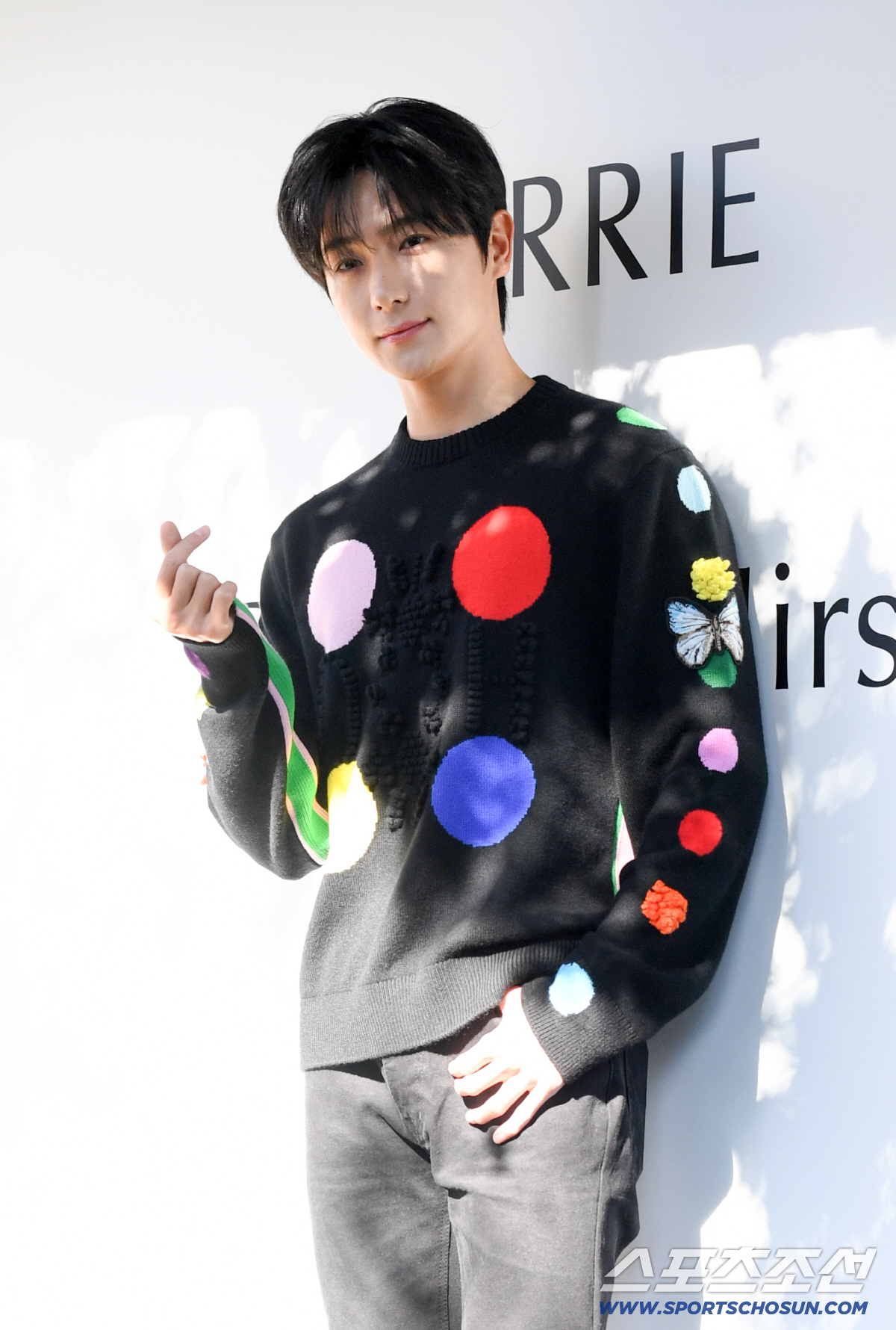 Actor Lee Jaehyun makes a heart