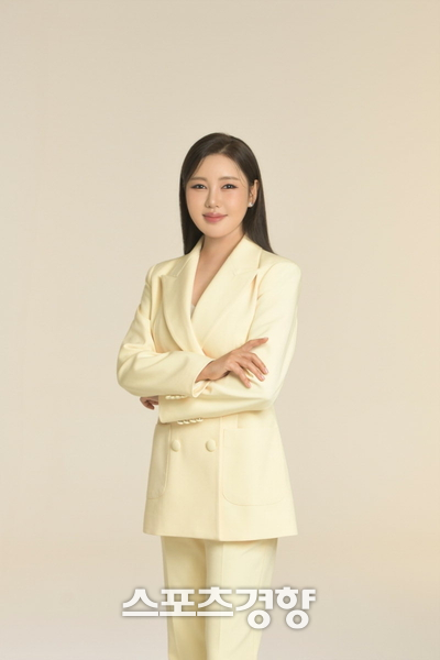Song Ga-in warns a drunken spectator during a festival performance ...