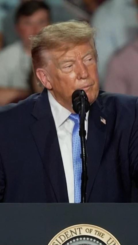 Trump attacks 'filthy' Obama WH after Cheesecake Factory jibe