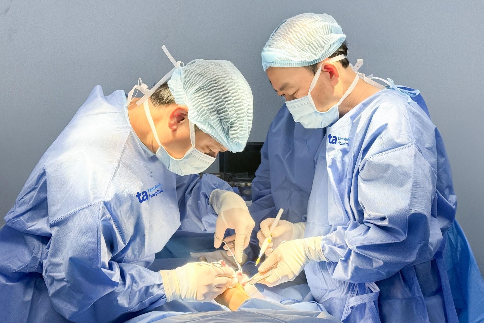 Gót chân bé trai nhiễm trùng sau kẹt vào bánh xe