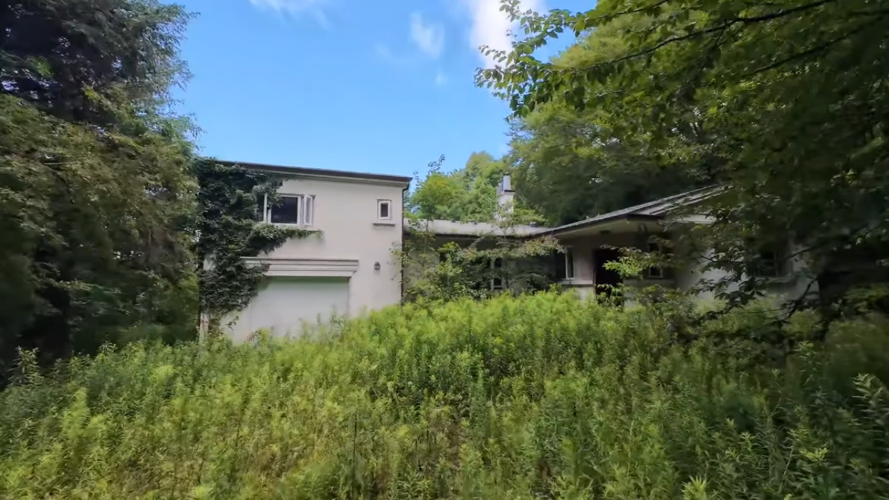 Exploring an abandoned house deep in the woods