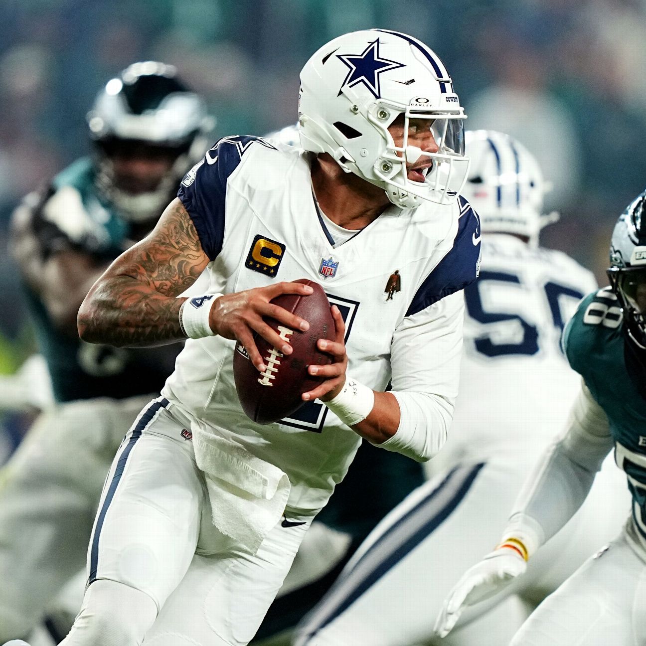 Cowboys keep pace in NFC East, end 2-game slide with road win over Eagles