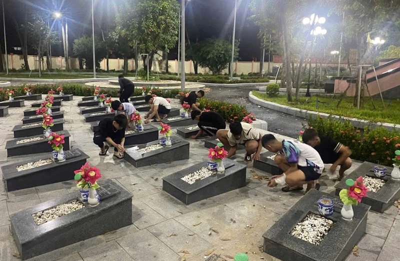Công an đưa gần 20 thanh thiếu niên chuẩn bị đánh nhau đến chăm sóc mộ liệt sĩ