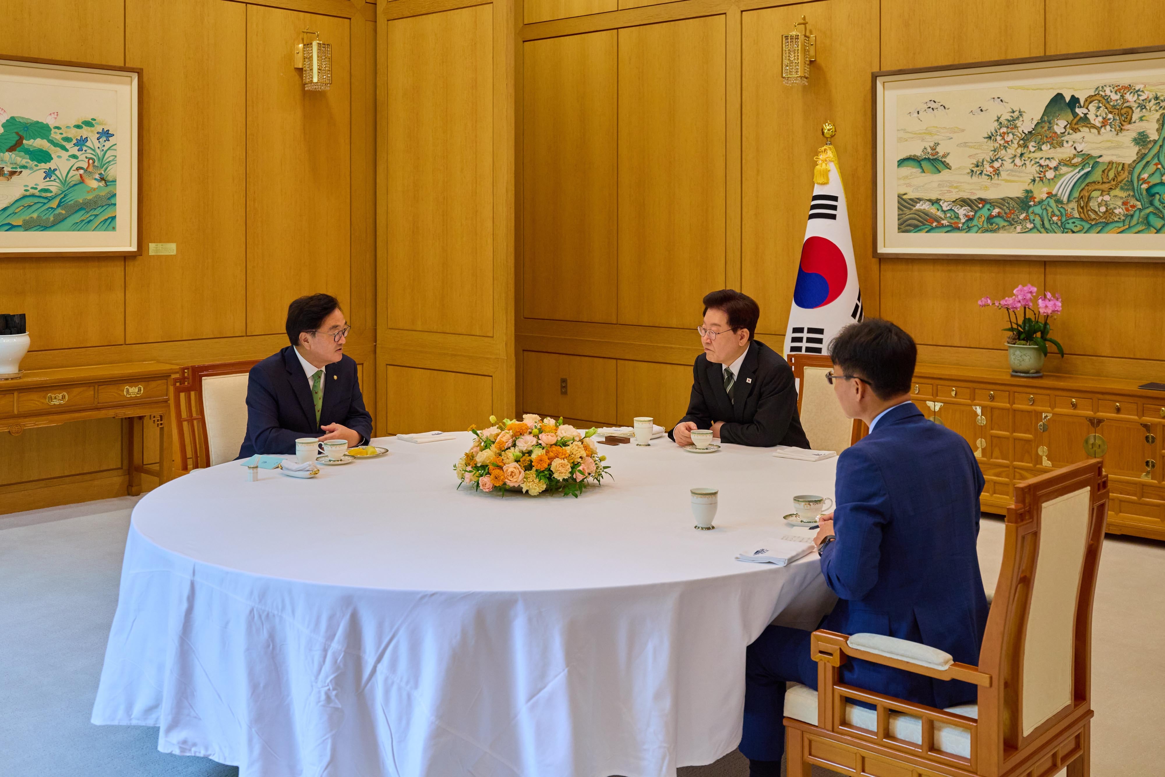 President Lee invites Democratic Party lawmakers for unity dinner