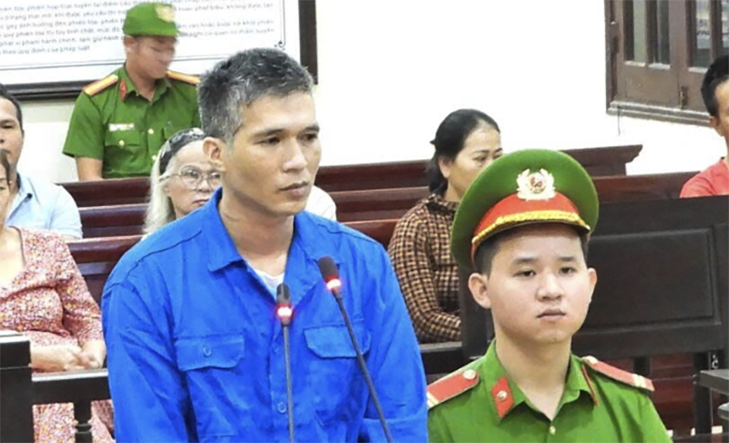 Truy đuổi trên đường, dồn vợ cũ vào góc phòng để tấn công