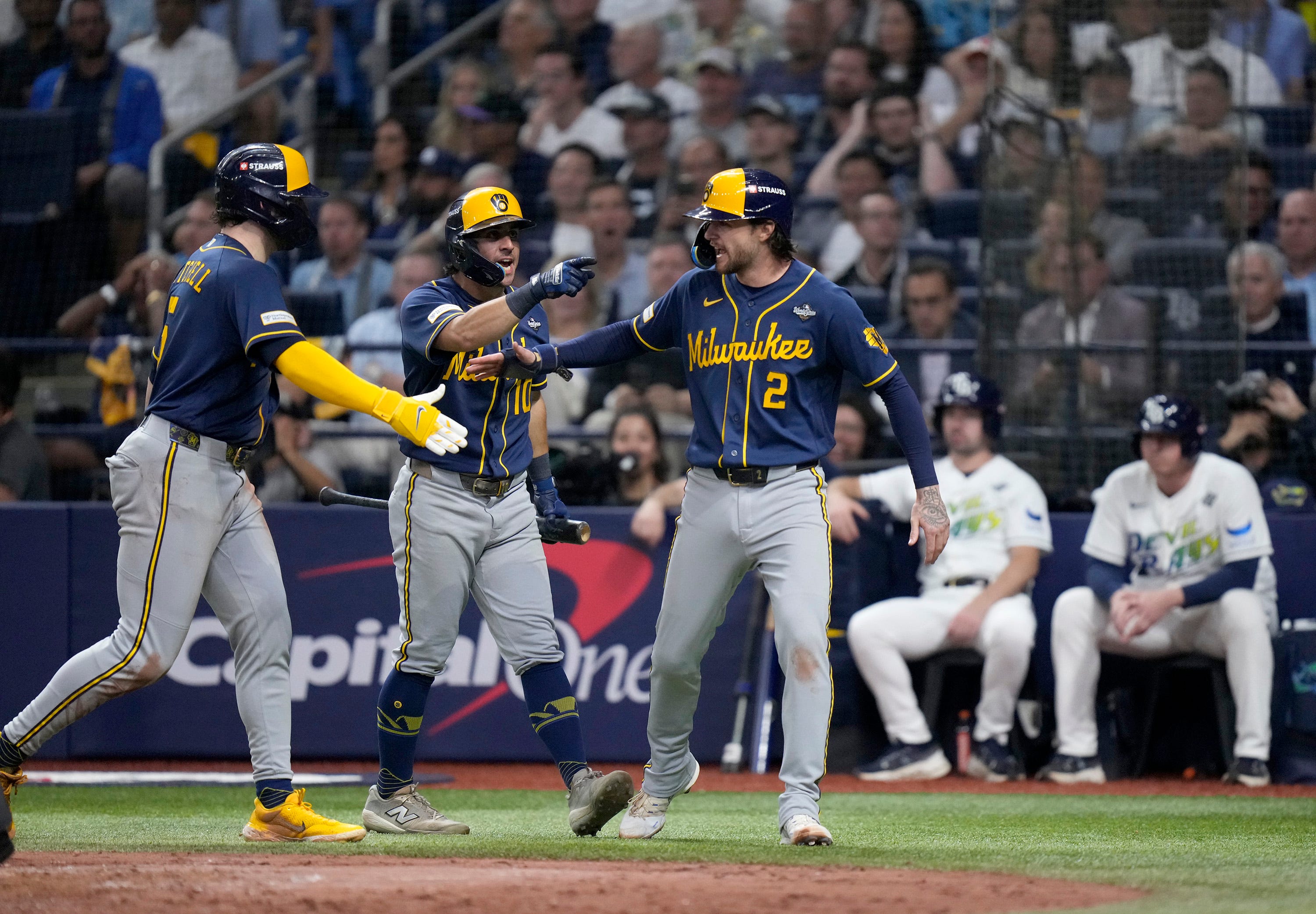 Watch: Brewers score eight runs in historic World Series fifth inning