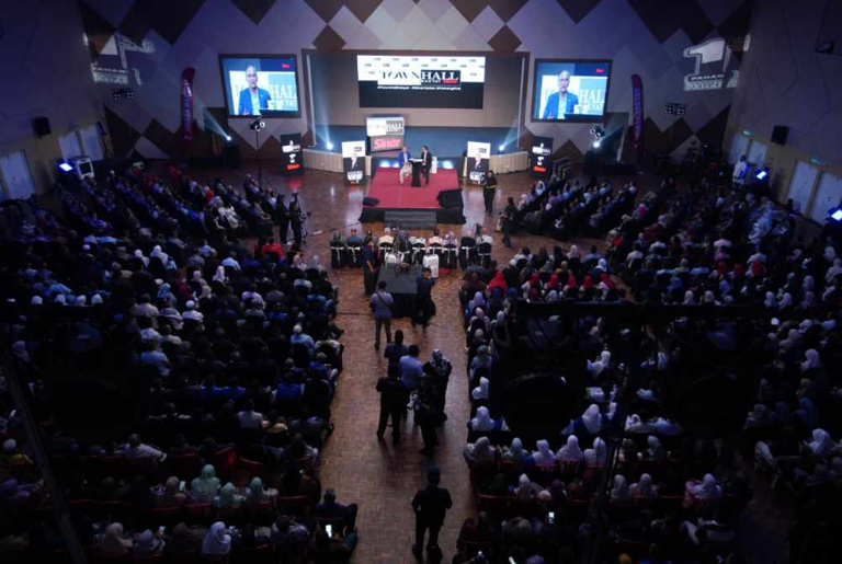 Over 2,000 attend Sinar Harian town hall with Pahang MB