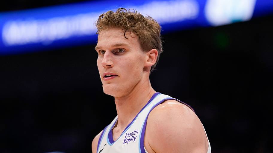 Jazz star Lauri Markkanen leaves vs. Grizzlies with apparent hand injury