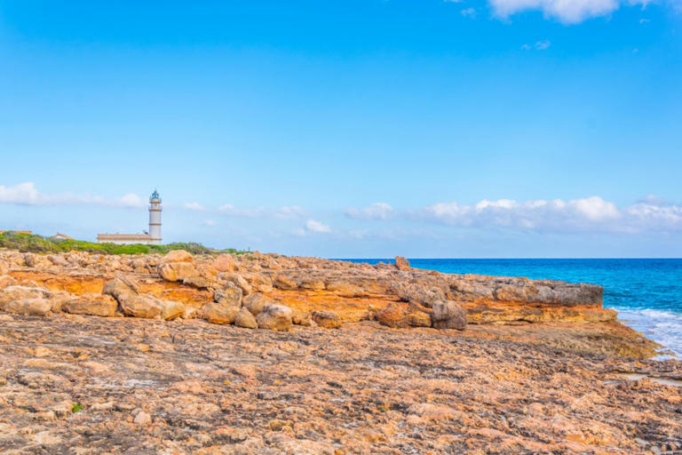 Cap de ses Salines: Leuchtturm, einsame Strände und die wilde Südküste ...