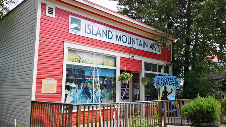 Canada's once-thriving gold rush town is now a mountain community with ...