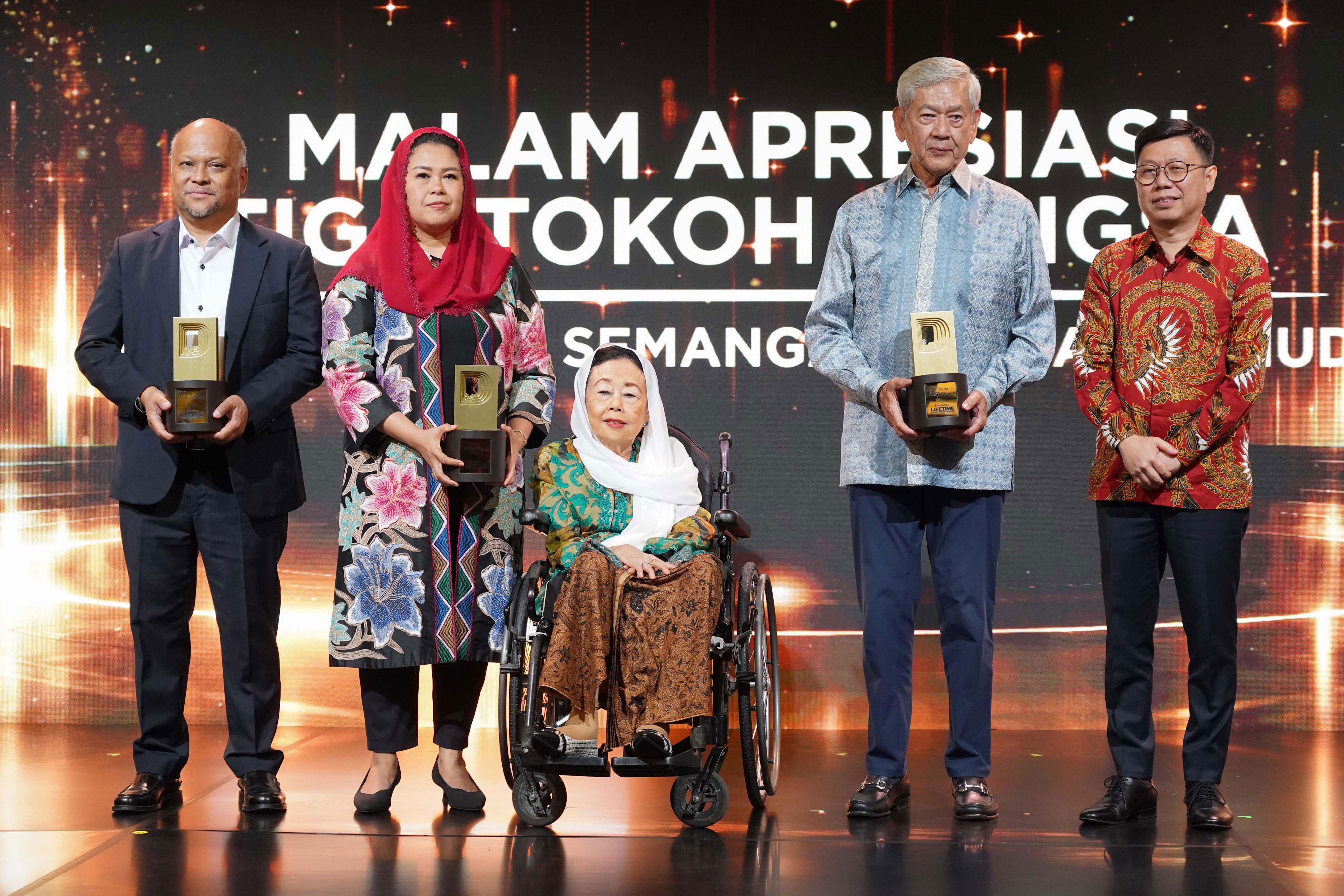 [Foto] Lifetime achievement award untuk Habibie, Gus Dur dan William ...