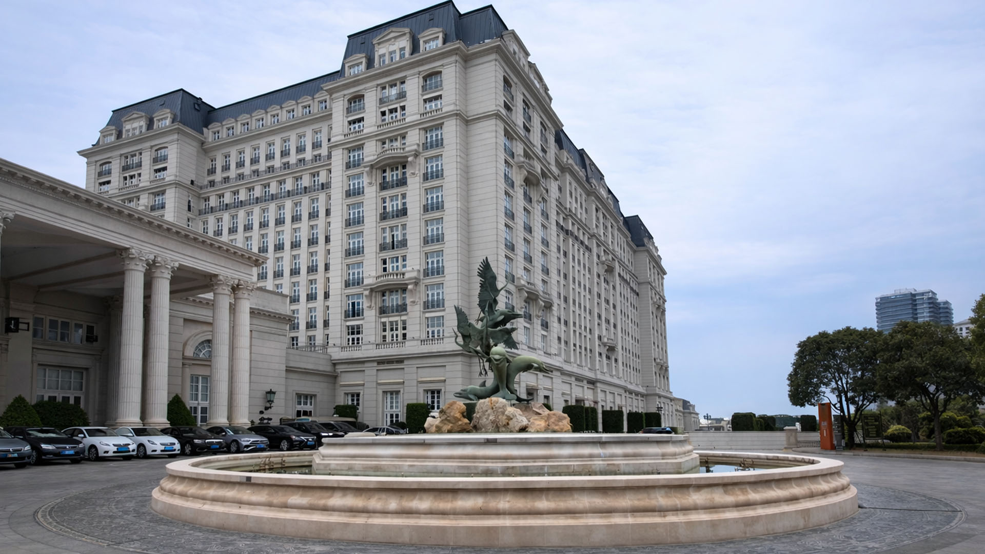 A European style palace in China has an unusual fountain