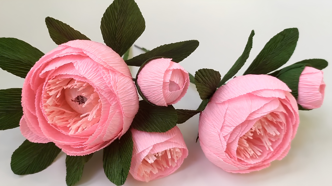 Decorative flower crafts using corrugated paper